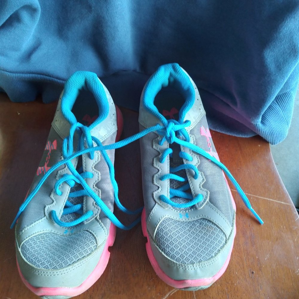 Tennis shoes